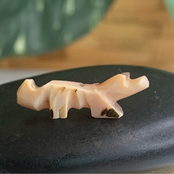 Vintage Native American Zuni Hand Carved Coyote Fetish Shell Animal Bead .9" - Picture 6 of 10